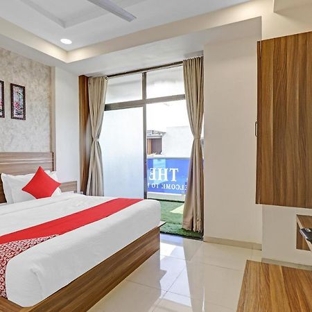 Oyo Flagship 86605 Hotel The Meriton Ahmedabad Exterior photo