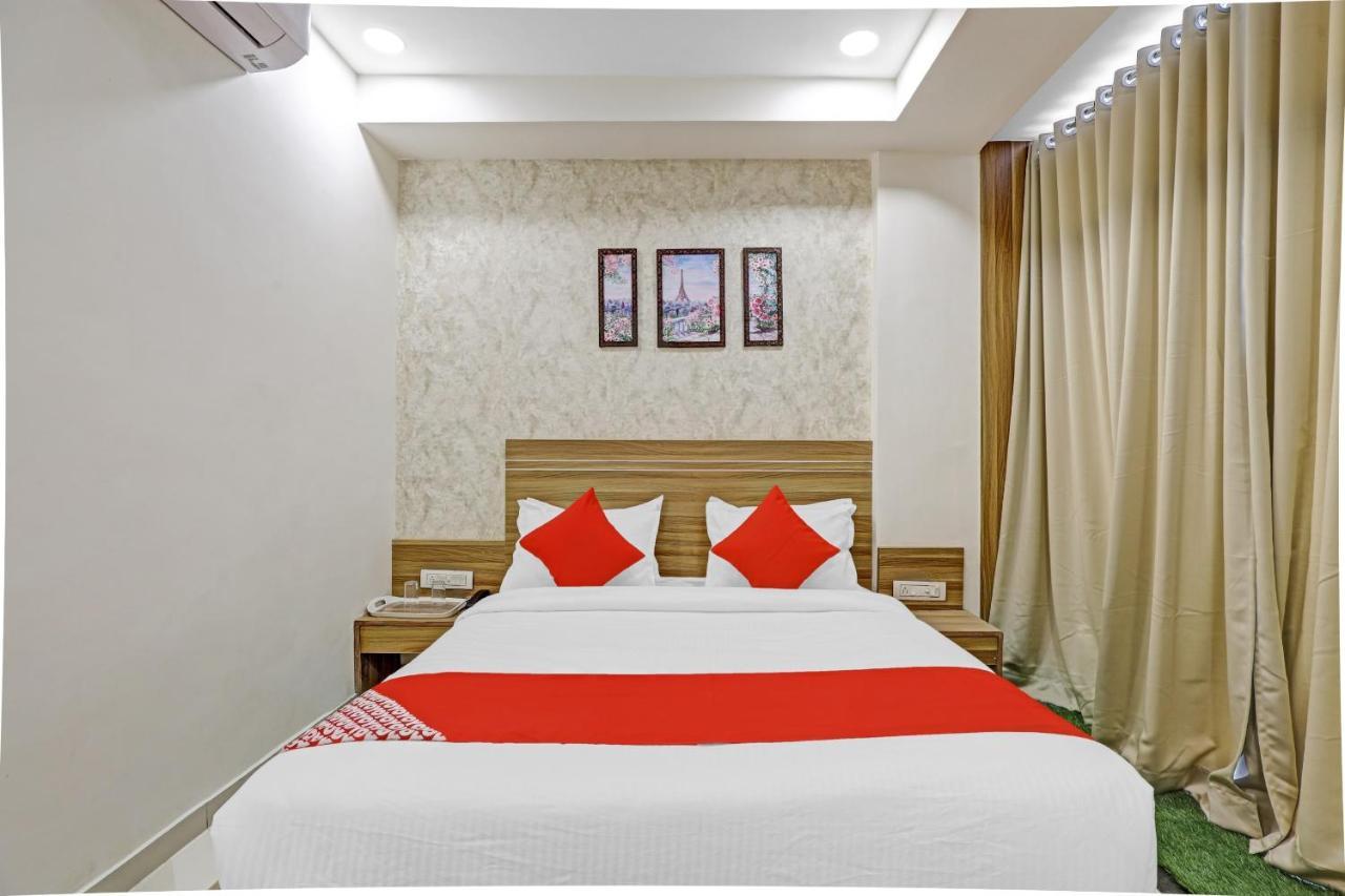 Oyo Flagship 86605 Hotel The Meriton Ahmedabad Exterior photo