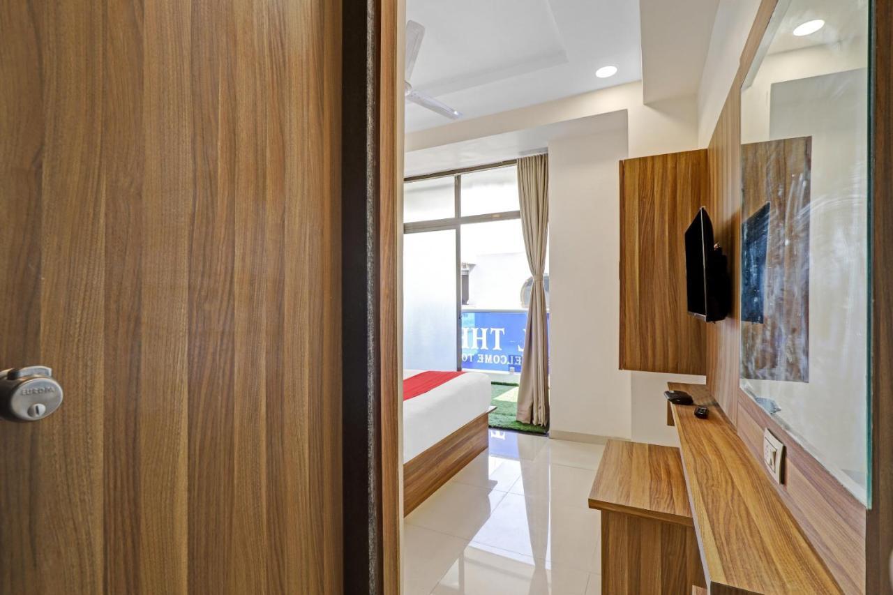 Oyo Flagship 86605 Hotel The Meriton Ahmedabad Exterior photo