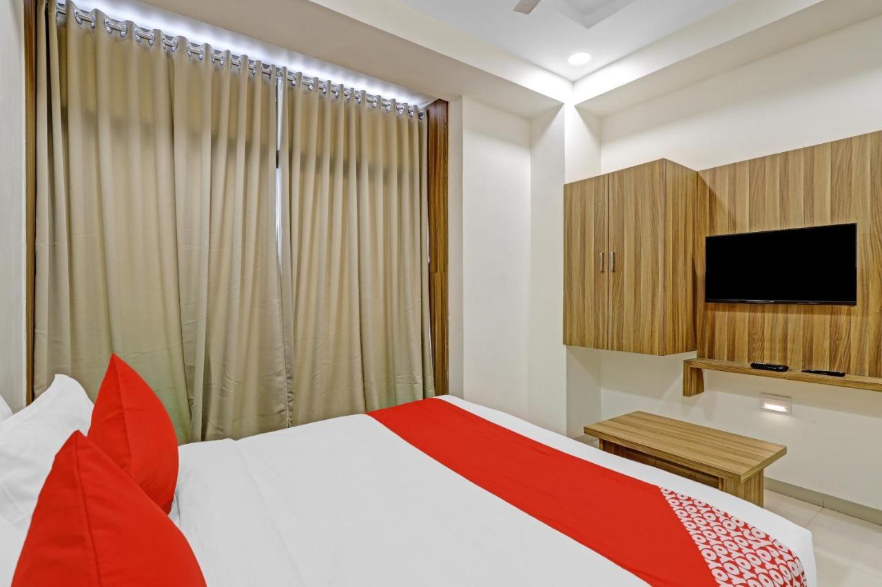 Oyo Flagship 86605 Hotel The Meriton Ahmedabad Exterior photo