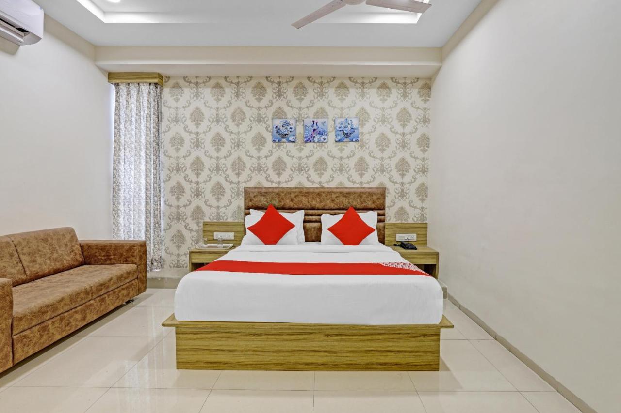 Oyo Flagship 86605 Hotel The Meriton Ahmedabad Exterior photo