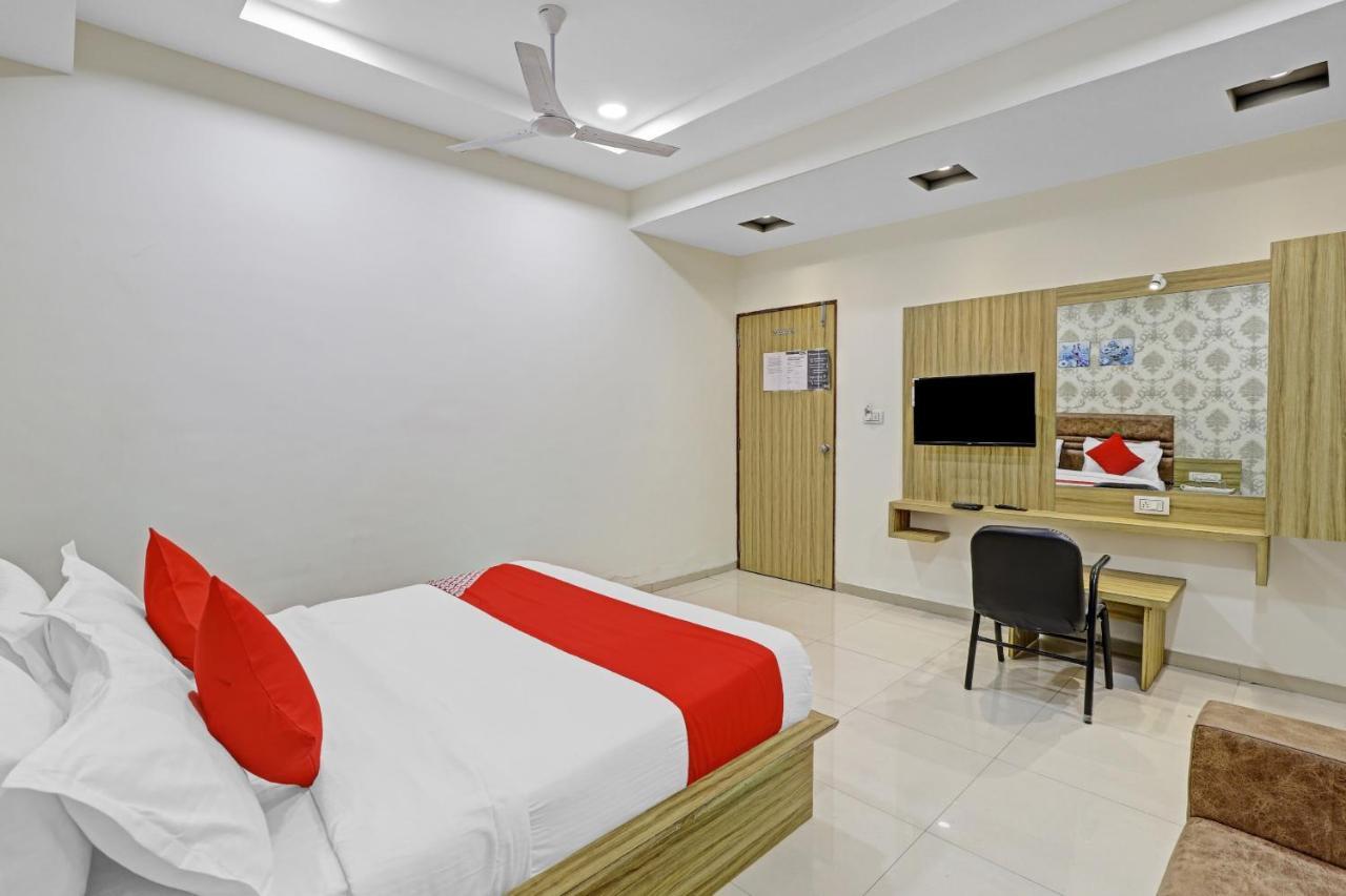 Oyo Flagship 86605 Hotel The Meriton Ahmedabad Exterior photo