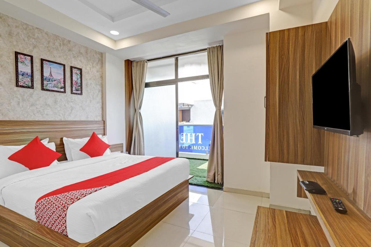 Oyo Flagship 86605 Hotel The Meriton Ahmedabad Exterior photo