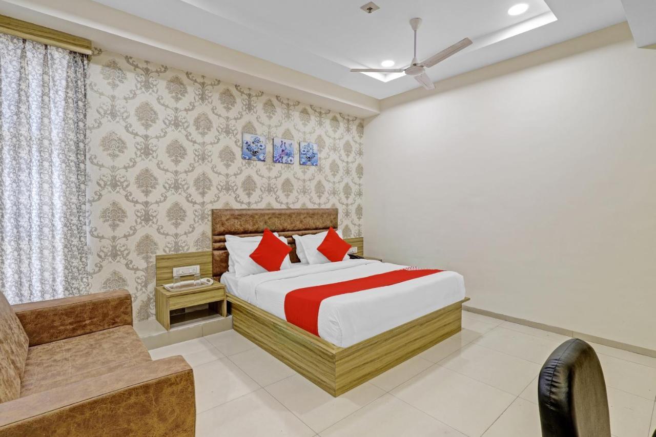 Oyo Flagship 86605 Hotel The Meriton Ahmedabad Exterior photo