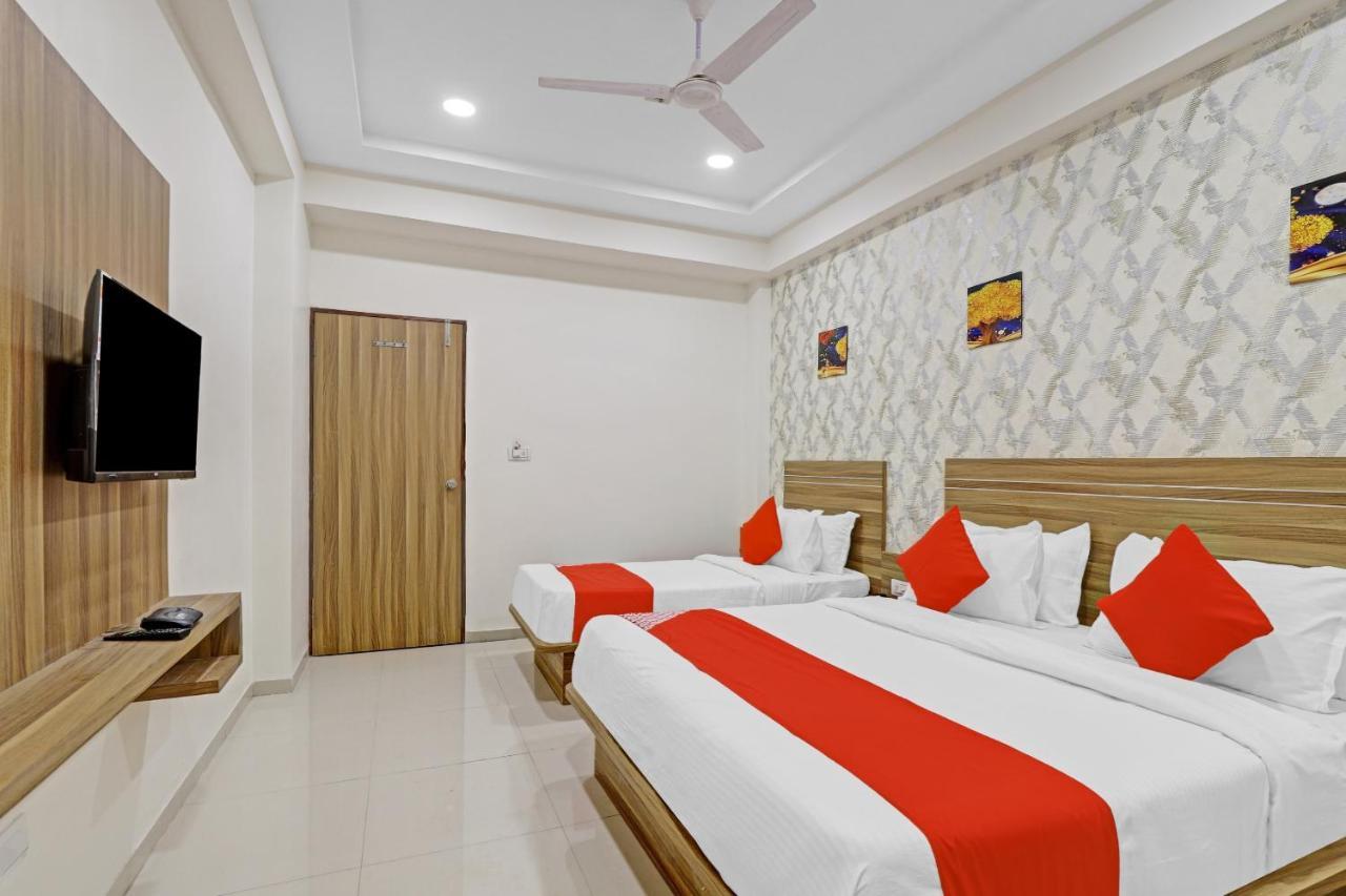 Oyo Flagship 86605 Hotel The Meriton Ahmedabad Exterior photo